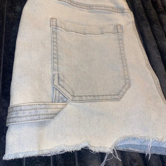 Wild Fable Womens High Rise Carpenter Denim Shorts Light Wash Raw Hem Size 8 - Picture 2 of 10